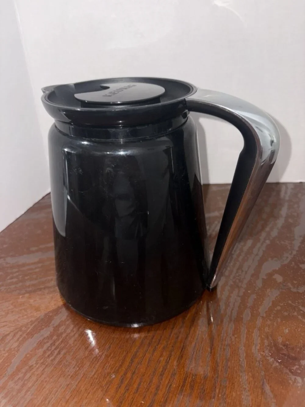 Keurig 2.0 Plastic Carafe 32oz Double-Walled with Easy-Pour Handle Black Chrome